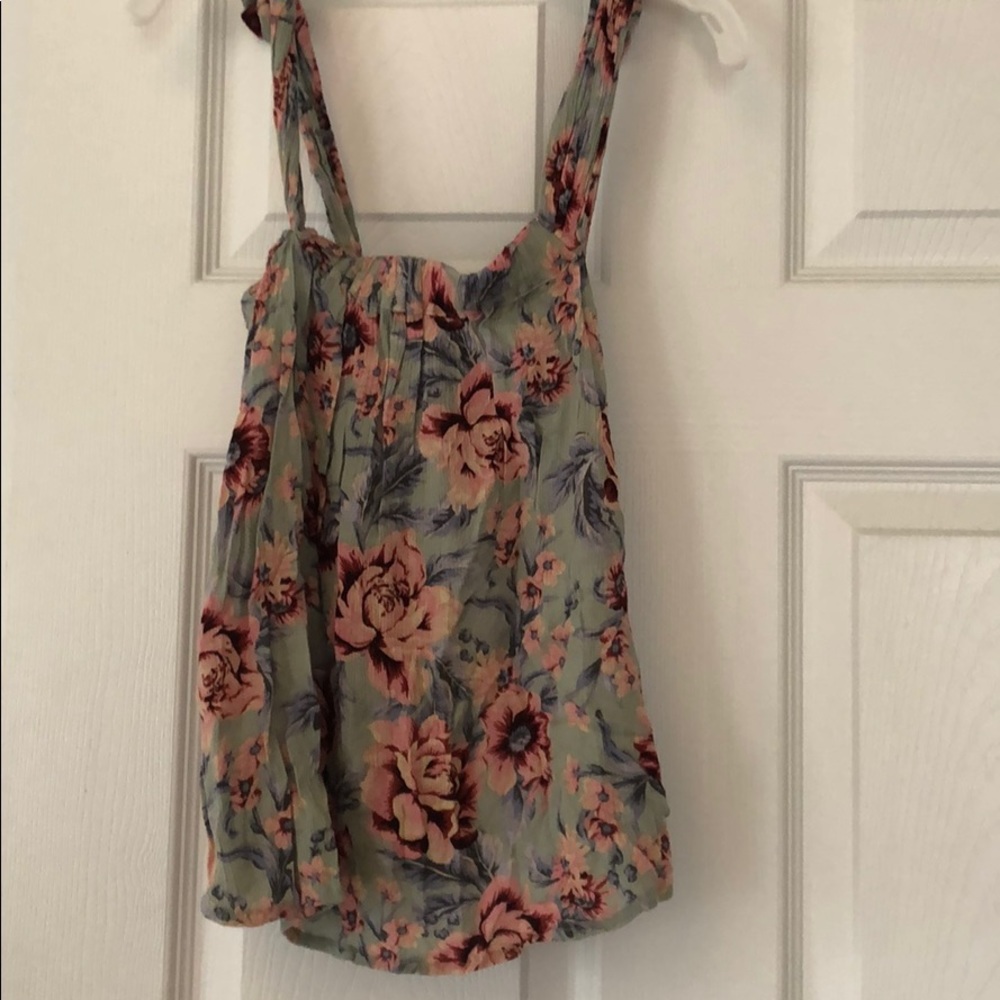 Women’s American Eagle top size XS.